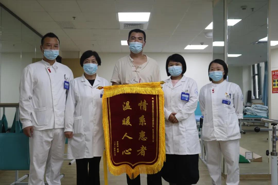 精湛医术 | 患者感恩送锦旗，医患情谊暖人心